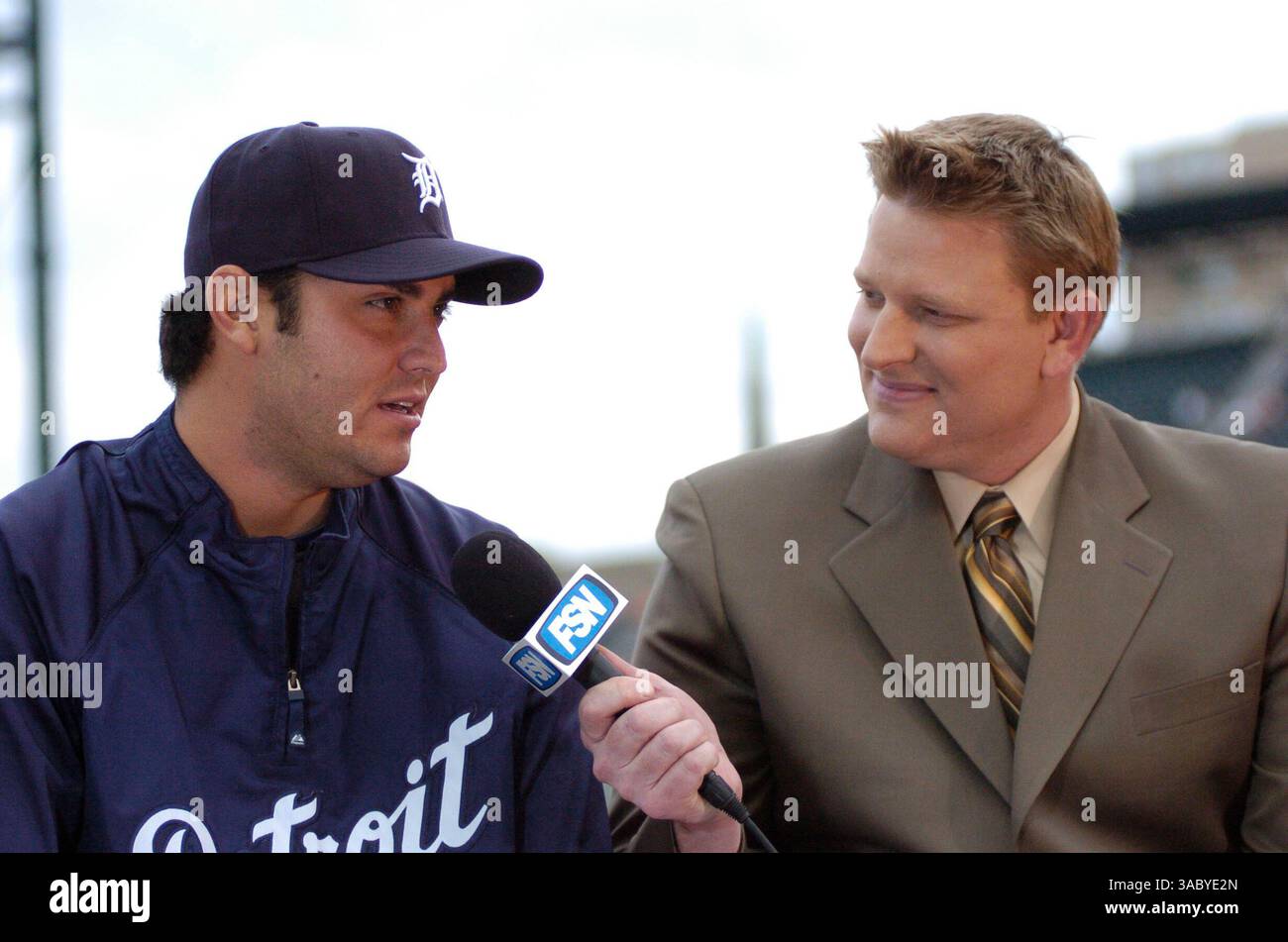 22. April 2008 - Detroit, Michigan, USA - Detroit Tigers Starting Pitcher ARMANDO GALARRAGA #58 wird von Detroit FSN Reporter Mickey York vor der Aktion Dienstag Abend im Comerica Park interviewt. (Bild: © Steve King/Cal Sport Media/ZUMA Press) Stockfoto