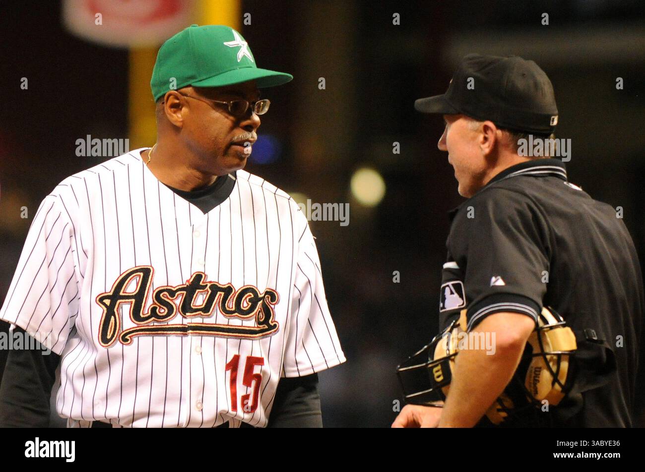 22. April 2008 - Houston, Texas, USA - Houston Astros-Manager CECIL COOPER #15 spricht im Minute Maid Park einen Anruf mit dem Titelverteidiger Lance Barksdale. (Bild: © Tom Mayes/Cal Sport Media/ZUMA Press) Stockfoto
