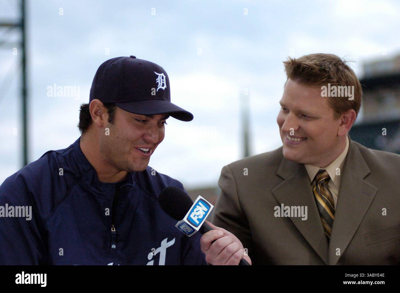 22. April 2008 - Detroit, Michigan, USA - Detroit Tigers Starting Pitcher ARMANDO GALARRAGA #58 wird von Detroit FSN Reporter Mickey York vor der Aktion Dienstag Abend im Comerica Park interviewt. (Bild: © Steve King/Cal Sport Media/ZUMA Press) Stockfoto