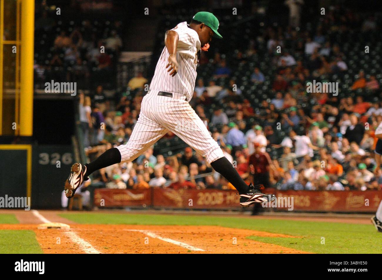 22. April 2008 - Houston, Texas, USA - Houston Astros Relief Pitcher JOSE VALVERDE #47 springt am Ende des achten Inning eines Spiels gegen die San Diego Padres im Minute Maid Park über die erste Basislinie. (Bild: © Tom Mayes/Cal Sport Media/ZUMA Press) Stockfoto