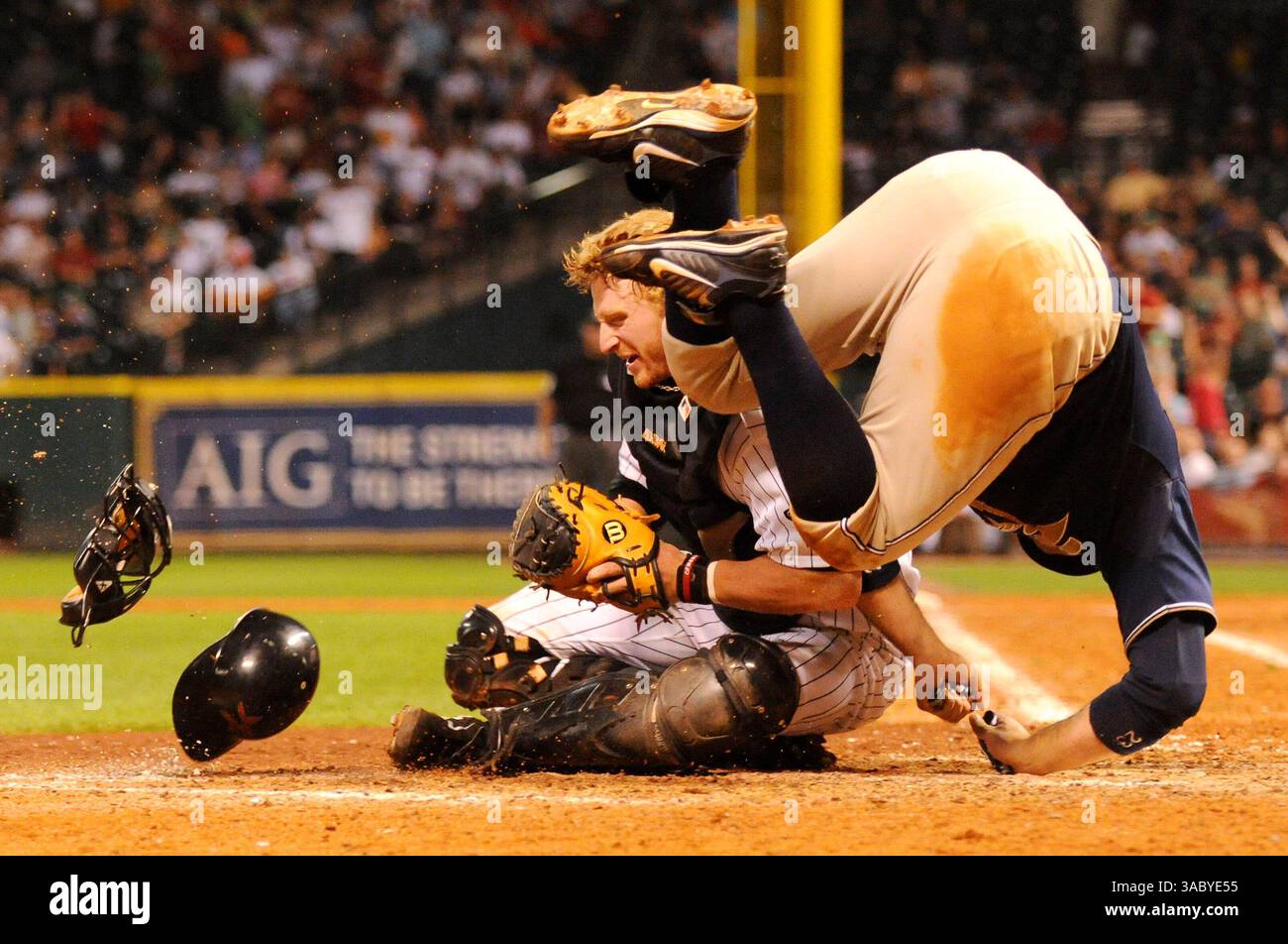 22. April 2008 - Houston, Texas, USA - ADRIAN GONZALEZ #23 der San Diego Padres trifft bei einem Spiel im Minute Maid Park auf Houston Astros J.R. TOWLES #46. (Bild: © Tom Mayes/Cal Sport Media/ZUMA Press) Stockfoto