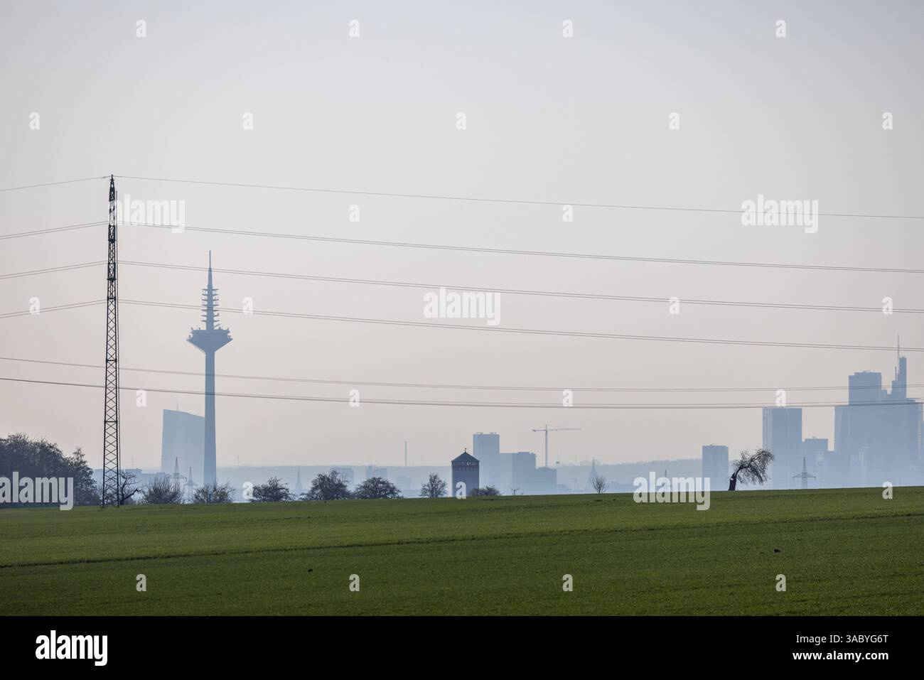 Frankfurt am Morgen die Hochhäuser der Bankensykline sind am Morgen am Horizont zu sehen. Das DAX ist am Morgen wegen der US Zölle unter 22,000 Zähler gefallen., Oberursel Hessen Deutschland *** Frankfurt am Morgen sind die Wolkenkratzer des Bankensystems am Horizont zu sehen morgens fiel der DAX aufgrund der US-Tarife unter 22.000 Punkte am Morgen Stockfoto