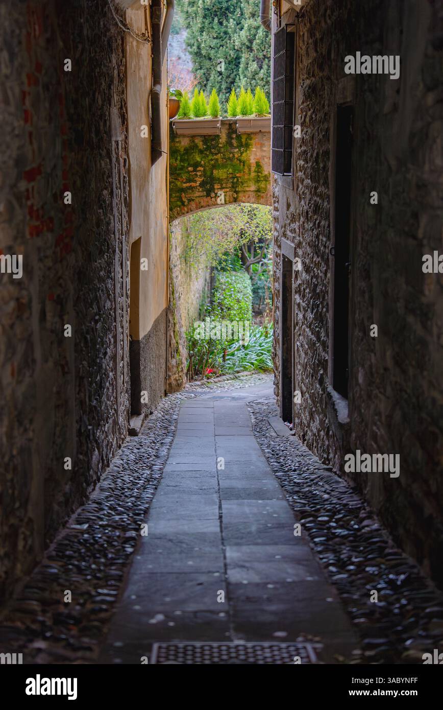Kopfsteinpflasterallee und Bogensteinstruktur in Bergamo, Italien Stockfoto