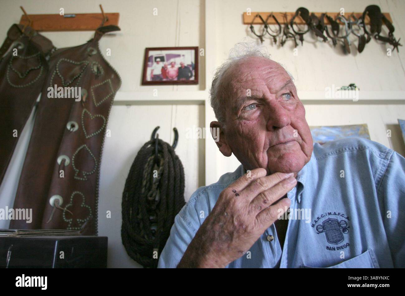 (Veröffentlicht 15.9.2005, NI-6) Bill Faust, der die Ramona Pioneer Historical Society gründete, sitzt in seiner Garage mit Sporen und Kapellen UT/John Gastaldo Stockfoto (Veröffentlicht 15.9.2005, NI-6) Bill Faust, der die Ramona Pioneer Historical Society gründete, sitzt in seiner Garage mit Sporen und Kapellen UT/John Gastaldo Stockfoto