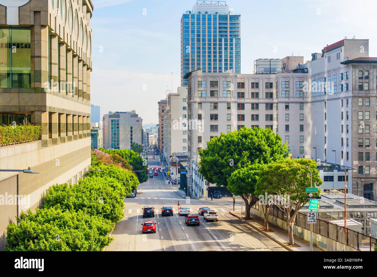 Los Angeles, Kalifornien - 4. Dezember 2024: Blick auf die 4th Street in der Innenstadt von Los Angeles, mit urbaner Architektur, Bäumen und Stockfoto