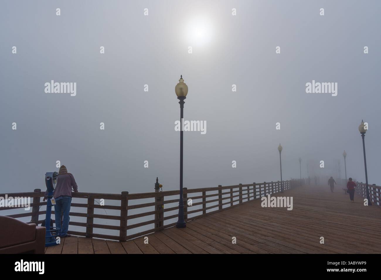 Oceanside, Kalifornien - 3. Januar 2025: Weitwinkelblick auf den Oceanside Municipal Pier im Nebel, der Fischer und Besucher bei einer Woche begeistert Stockfoto
