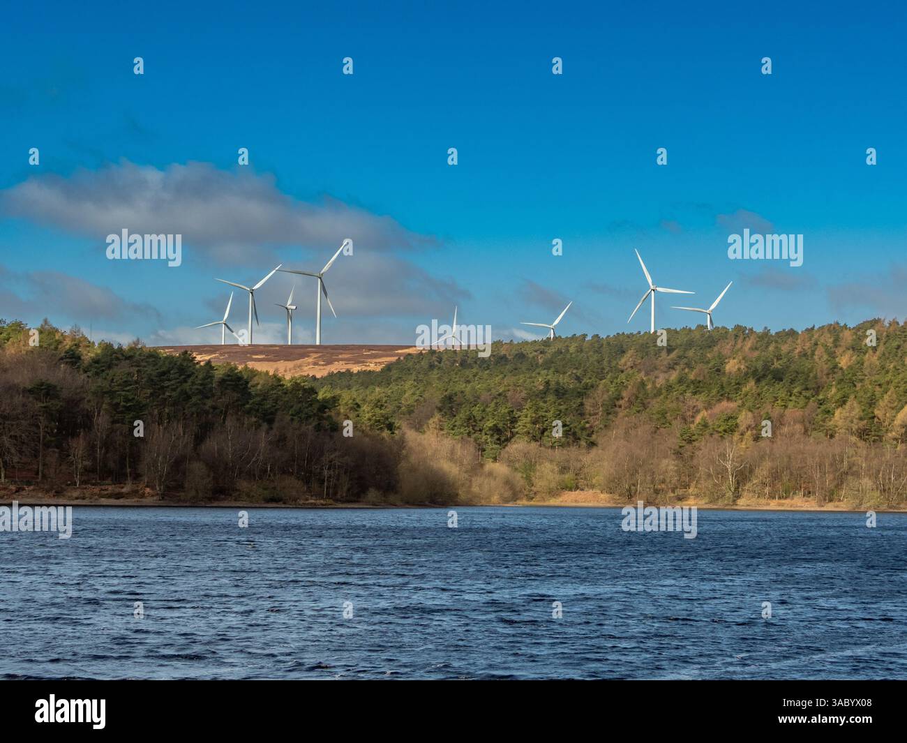 Ogden Wasser an einem sonnigen Wintertag mit blauem Himmel und Windrädern von der nahe gelegenen Windfarm Ovenden Moor, die am Horizont sichtbar ist. West Yorks, Großbritannien Stockfoto