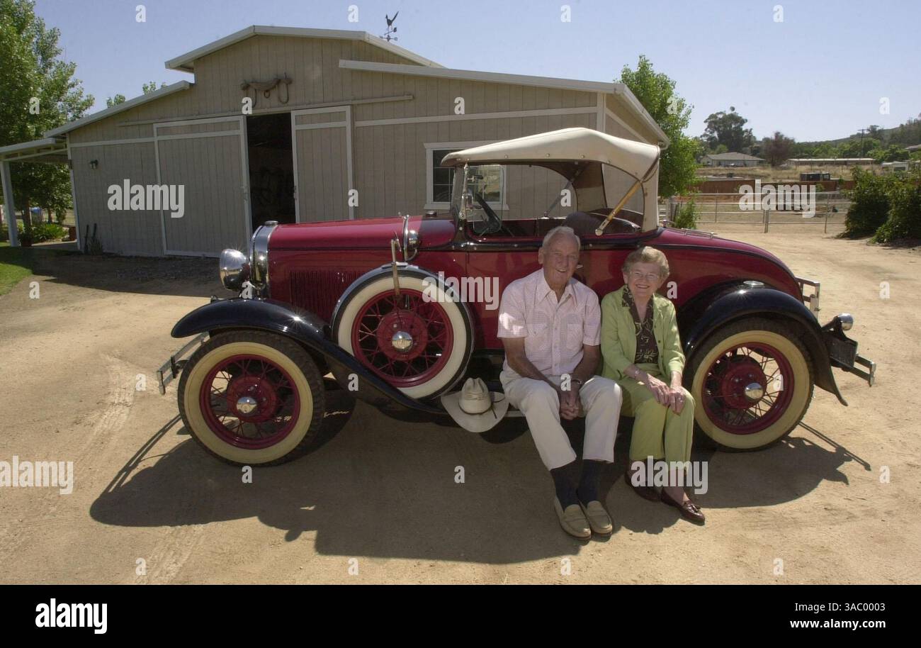 (Veröffentlicht am 3. Juni 2004, NI-6; UTS1811645) Bill Faust und Diane Brewer sitzen auf dem Laufbrett von Fausts Ford Model A Roadster auf seiner Ranch in Ramona. UT/John Gastaldo Stockfoto (Veröffentlicht am 3. Juni 2004, NI-6; UTS1811645) Bill Faust und Diane Brewer sitzen auf dem Laufbrett von Fausts Ford Model A Roadster auf seiner Ranch in Ramona. UT/John Gastaldo Stockfoto