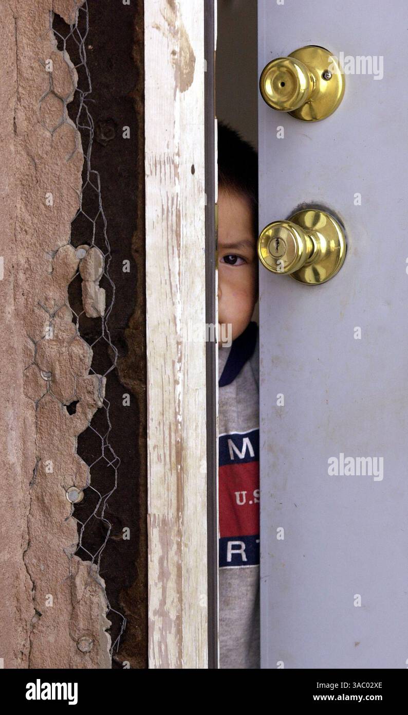 (Veröffentlicht am 20.10.2002, A-10) Lonzo Bia, 4, blickt von seinem Haus ein paar Kilometer von Rough Rock, Arizona entfernt. Viele Navajo leben in von der Regierung errichteten Häusern und sind auf öffentliche Hilfe angewiesen. Earnie Grafton/UT Stockfoto