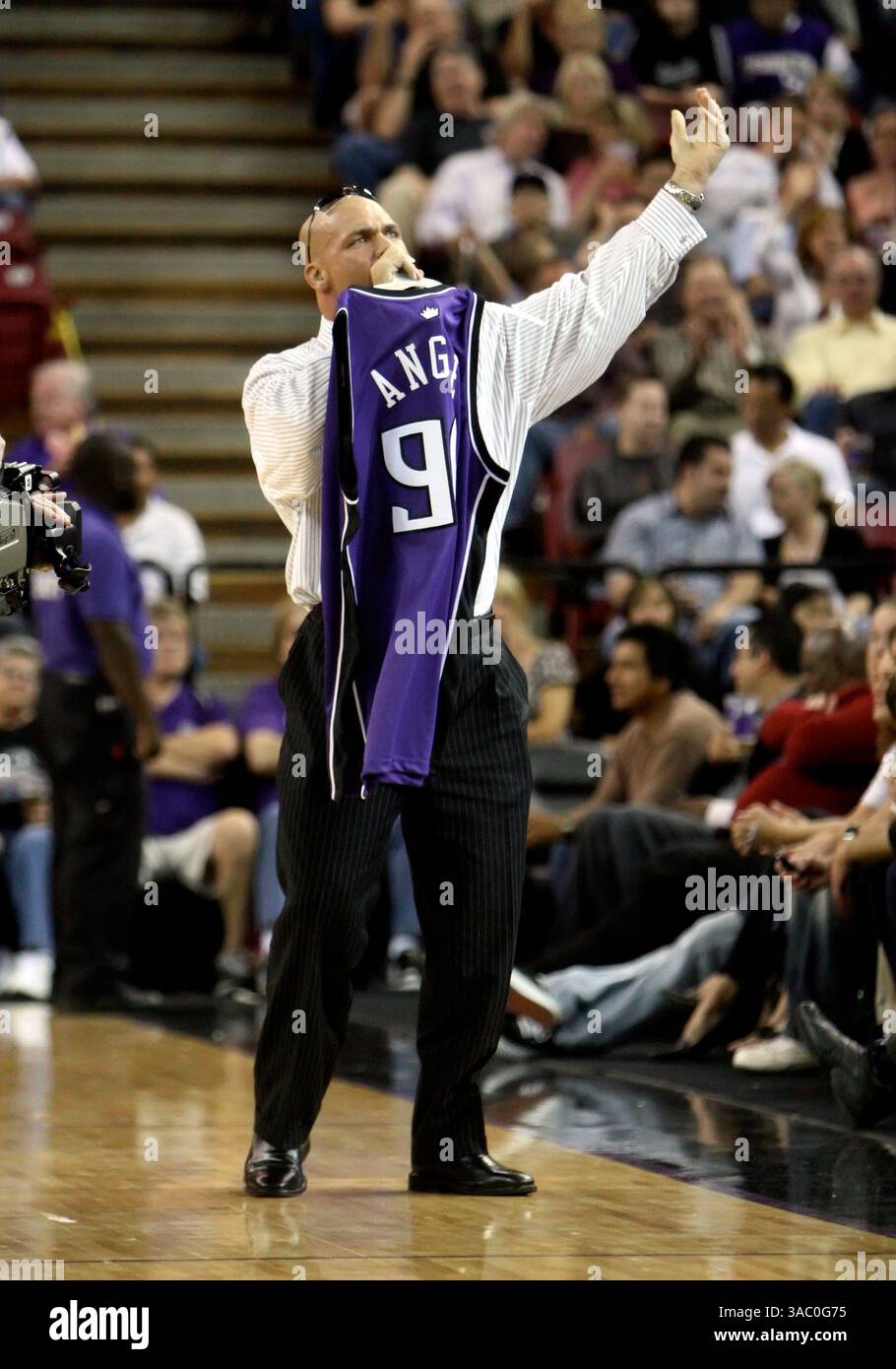 3. April 2008: Pro-Wrestler Kurt Angle bekommt sein eigenes personalisiertes Kings Trikot und spricht die Zuschauer im Spiel zwischen den Sacramento Kings gegen die LA Clippers in der Arco Arena in Sacramento an. Die Könige schlugen die Clippers 110-98. Greg Ashman/CSM (Bild: © Cal Sport Media/ZUMA Press) Stockfoto