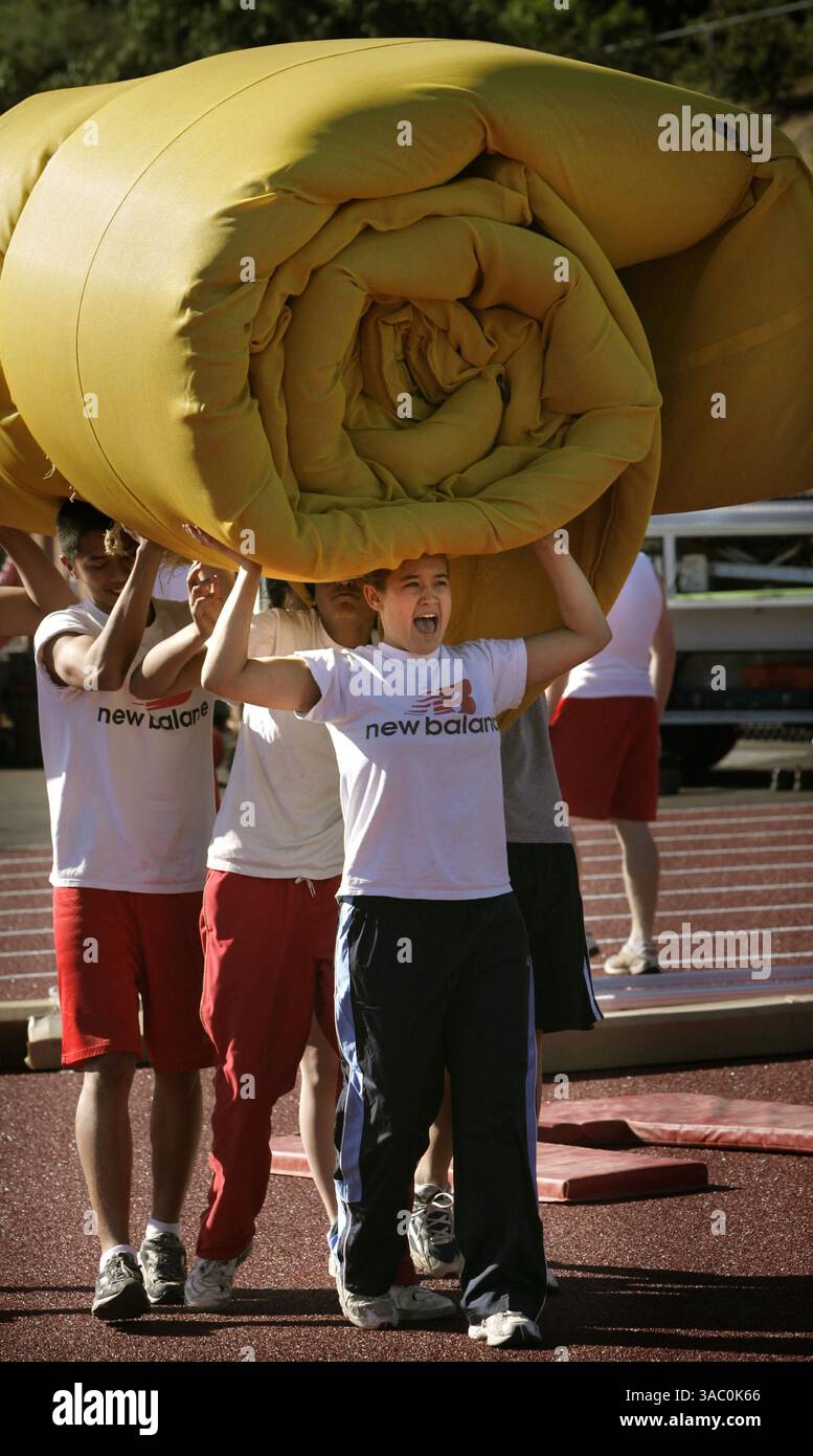 (Veröffentlicht am 9.04.2005, NI-20, NC-20) die Zehntklässlerin Jaime Secrist, Front, schrie Befehle, als sie und andere Studenten eine Stabhochspringgrube über das neue Rasenfeld am Mt. Carmel High School in Rancho Penasquitos, wo die Renovierung des Fußballfeldes durchgeführt wird. Stockfoto