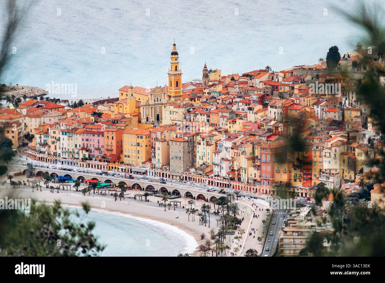 Malerischer Blick auf das Stadtzentrum von Menton mit hellen historischen Gebäuden mit mediterranem Charme Stockfoto