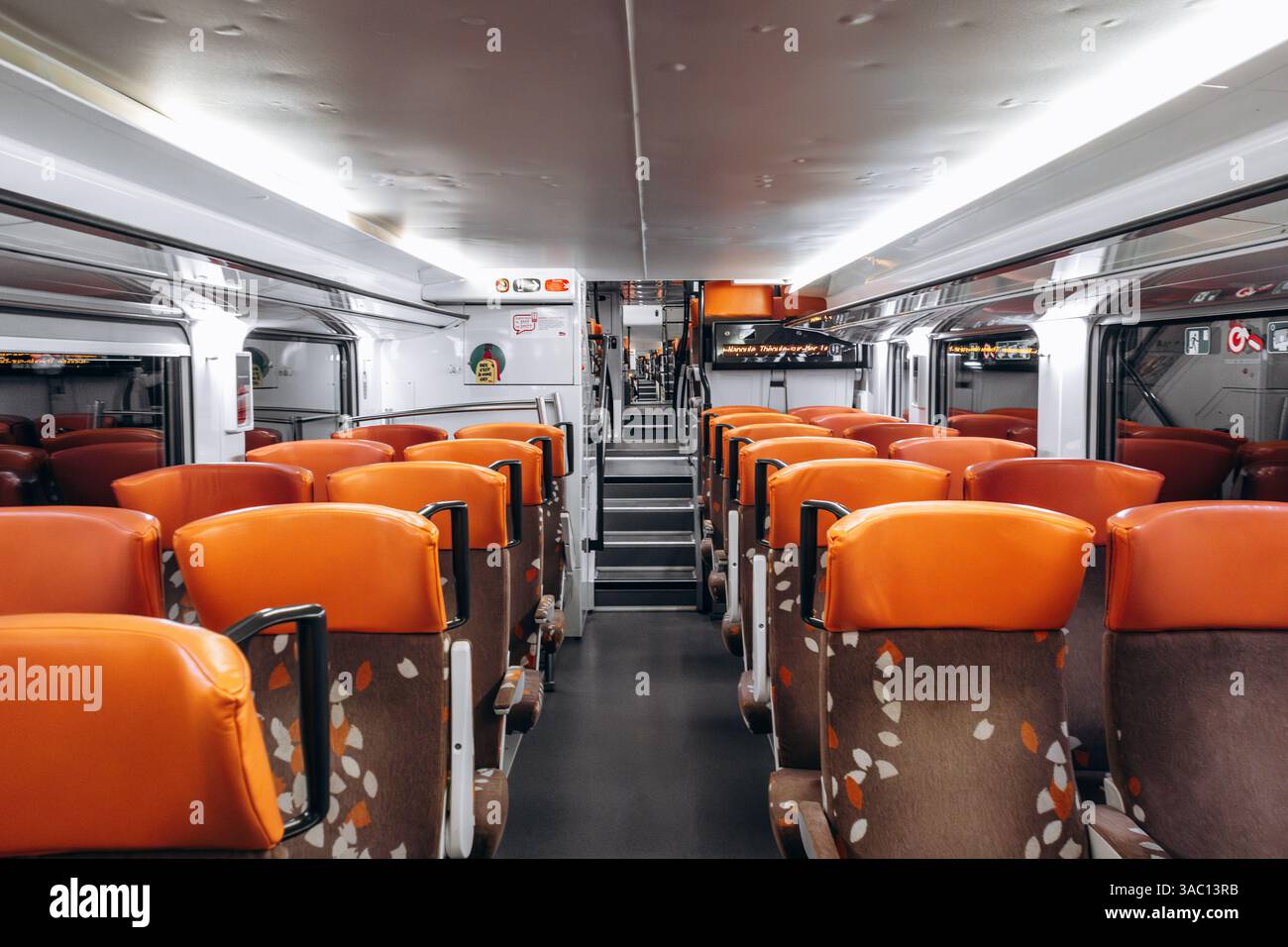 Menton, Frankreich - 18. Januar 2025: In einem TER-Zug von Menton nach Nizza Stockfoto