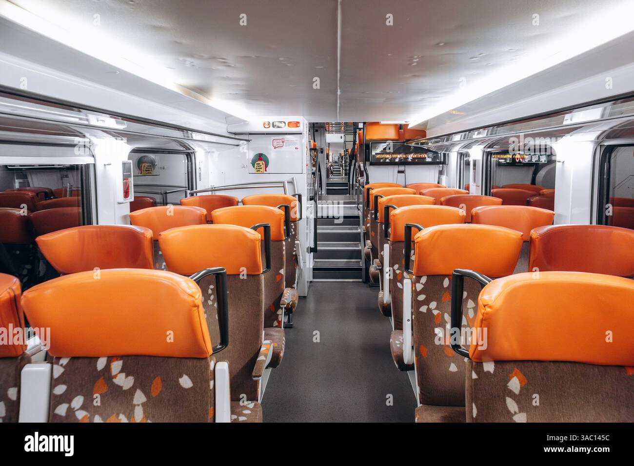 Menton, Frankreich - 18. Januar 2025: In einem TER-Zug von Menton nach Nizza Stockfoto