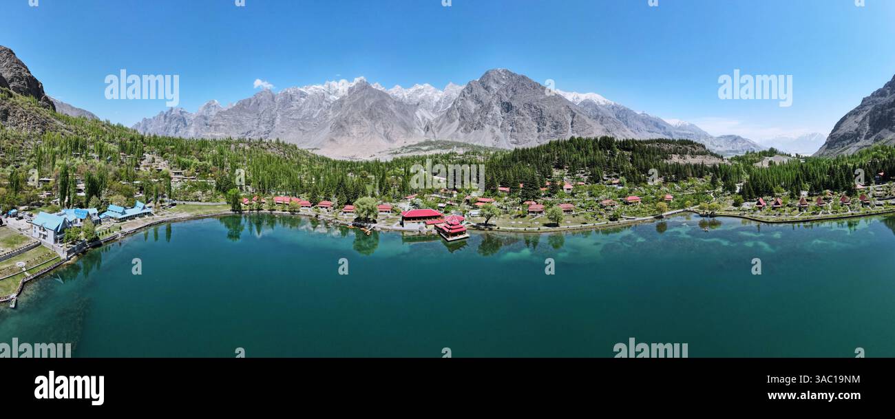 Ein 180-Grad-Panoramablick auf den unteren Kachura-See und das Shangrila Resort. Stockfoto