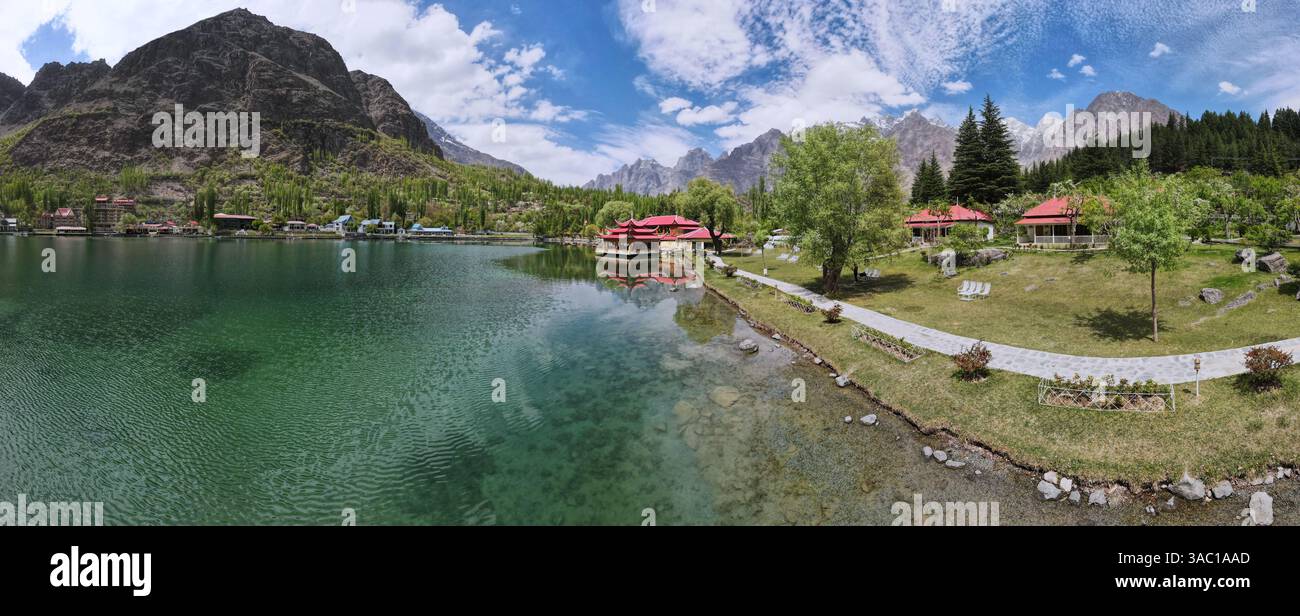 Ein 180-Grad-Panoramablick auf den unteren Kachura-See und das Shangrila Resort. Stockfoto