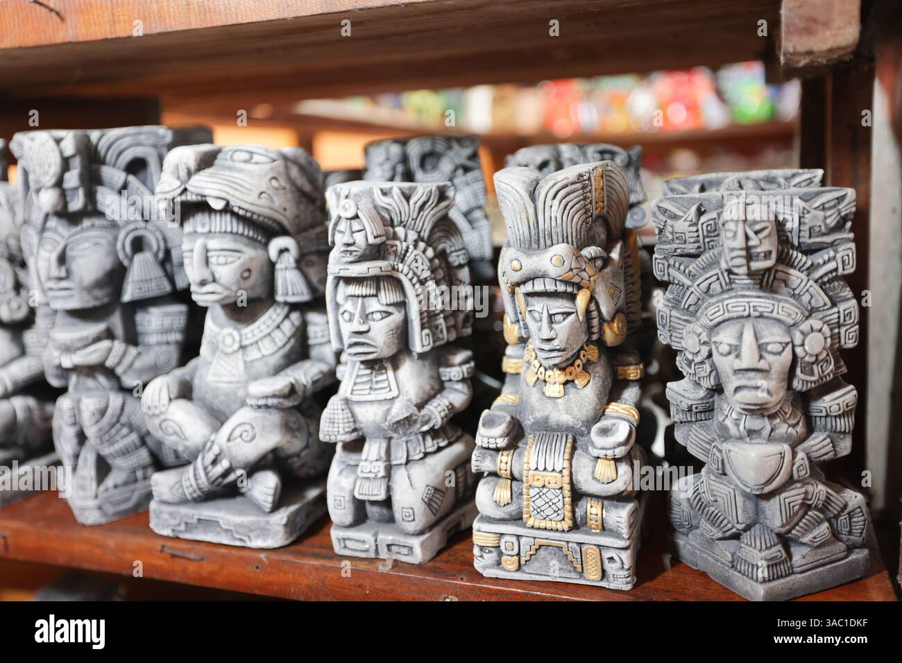 Ein majestätischer Blick auf die Ruinen der Maya-Ruinen von Chacchoben mit Touristen in der Nähe Stockfoto