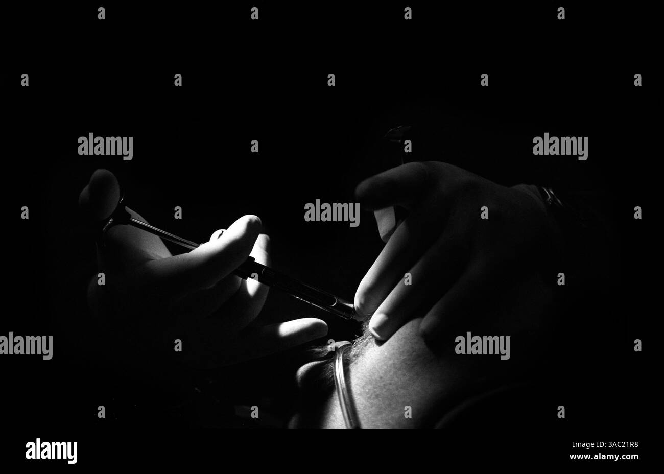 28. Juni 2007 - Cave City, KY, USA - 'die Auswirkungen einer Epidemie: Methamphetamin in South Central Kentucky'. Warren und Barren Counties in Kentucky wurden von der bösen sucht nach Methamphetamin berührt. Methamphetamin, das im Volksmund zu Meth verkürzt wird, ist ein psychostimulierendes Medikament. Es wird für Aufmerksamkeitsdefizit-Hyperaktivitätsstörung oder Narkolepsie unter dem Markennamen Desoxyn verschrieben. Es wird auch illegal für Freizeitzwecke genutzt. „Crystal Meth“ bezieht sich auf die kristalline, rauchbare Form des Arzneimittels und wird nicht für das Arzneimittel in Pillen- oder Pulverform verwendet. IM BILD: Dr. Chris Steward injiziert Nein Stockfoto