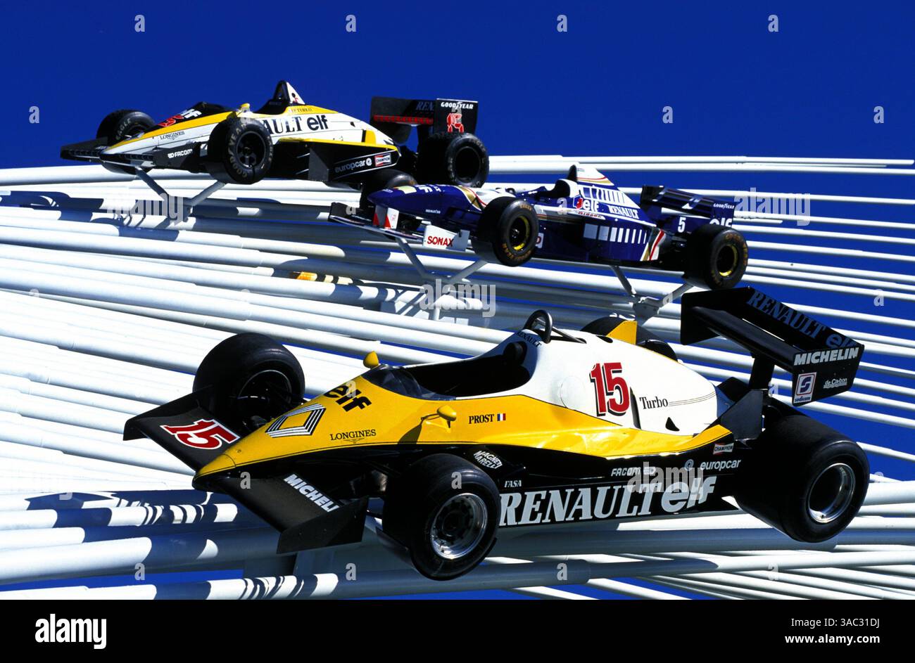 Das dramatische Renault-Display mit (von oben nach unten) 1985 Renault RE60, 1996 Williams Renault FW18, 1983 Renault RE40..Goodwood Festival of Speed, Goodwood House, Goodwood, England. 12-14. Juli 2002..BEST IMAGE (Foto: ©Sutton Motorsports/ZUMA Press) Stockfoto