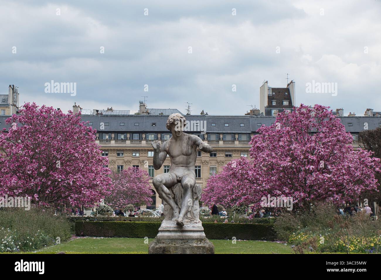 Der Jardin du Palais Royal in Paris strotzt vor Frühlingsblumen Stockfoto