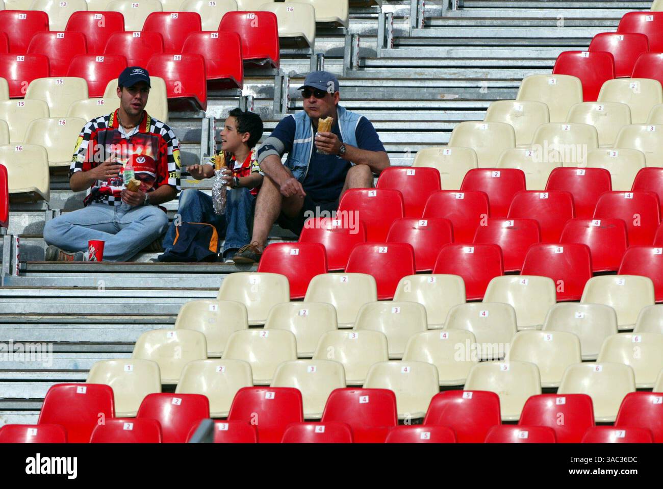 Diese Ferrari-Fans konnten keinen Platz finden... Formel-1-Weltmeisterschaft, Rd5, Grand Prix von Spanien, Barcelona, Spanien, 2. Mai 2003..DIGITALES BILD (Credit Image: ©Sutton Motorsports/ZUMA Press) Stockfoto
