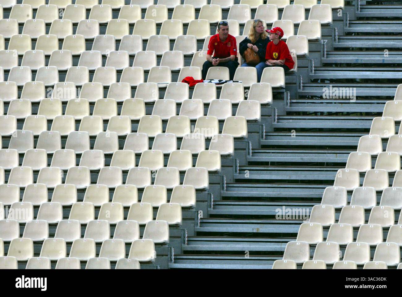 Diese Ferrari-Fans hatten Glück, einen Platz zu finden... Formel-1-Weltmeisterschaft, Rd5, Grand Prix von Spanien, Barcelona, Spanien, 2. Mai 2003..DIGITALES BILD (Credit Image: ©Sutton Motorsports/ZUMA Press) Stockfoto