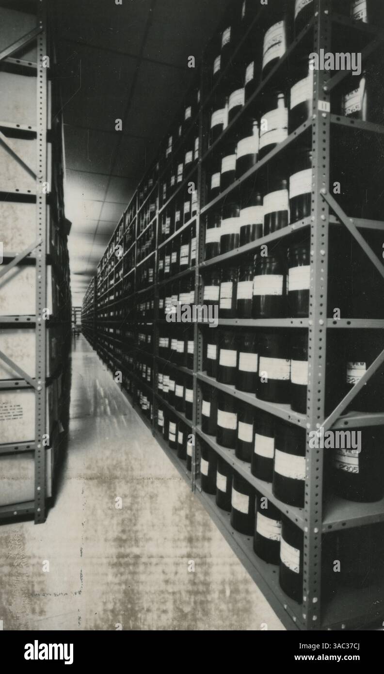 Luftschichtdosen. Insgesamt 33.100 Dosenlager in Regalen 99 Zoll hoch, ca. 1990 Stockfoto