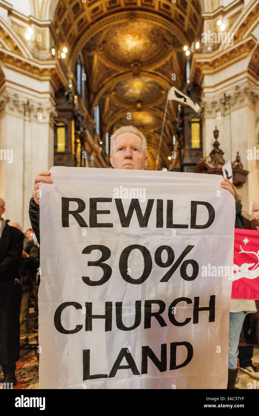 März 2025. St Pauls's Cathedral, London. Singender Flashmob zieht in die St. Paul’s Cathedral, um die Kirche zu fordern, die Natur zu schützen. Im Vorfeld des World Wildlife Day rufen 200 Mitglieder des Climate Choir Movement die Church of England, einen der größten Landbesitzer des Landes, auf, sich dringend mit dem düsteren Zustand ihres Landes in London zu befassen: Ein 200-köpfiger Flash Mob überraschte Besucher und Kirchgänger in der St. Paul’s Cathedral (heute Samstag, 1. März) mit einer musikalischen Botschaft, die die wichtige Rolle der Kirche bei der Wiederherstellung der Natur unterstreicht. Stockfoto