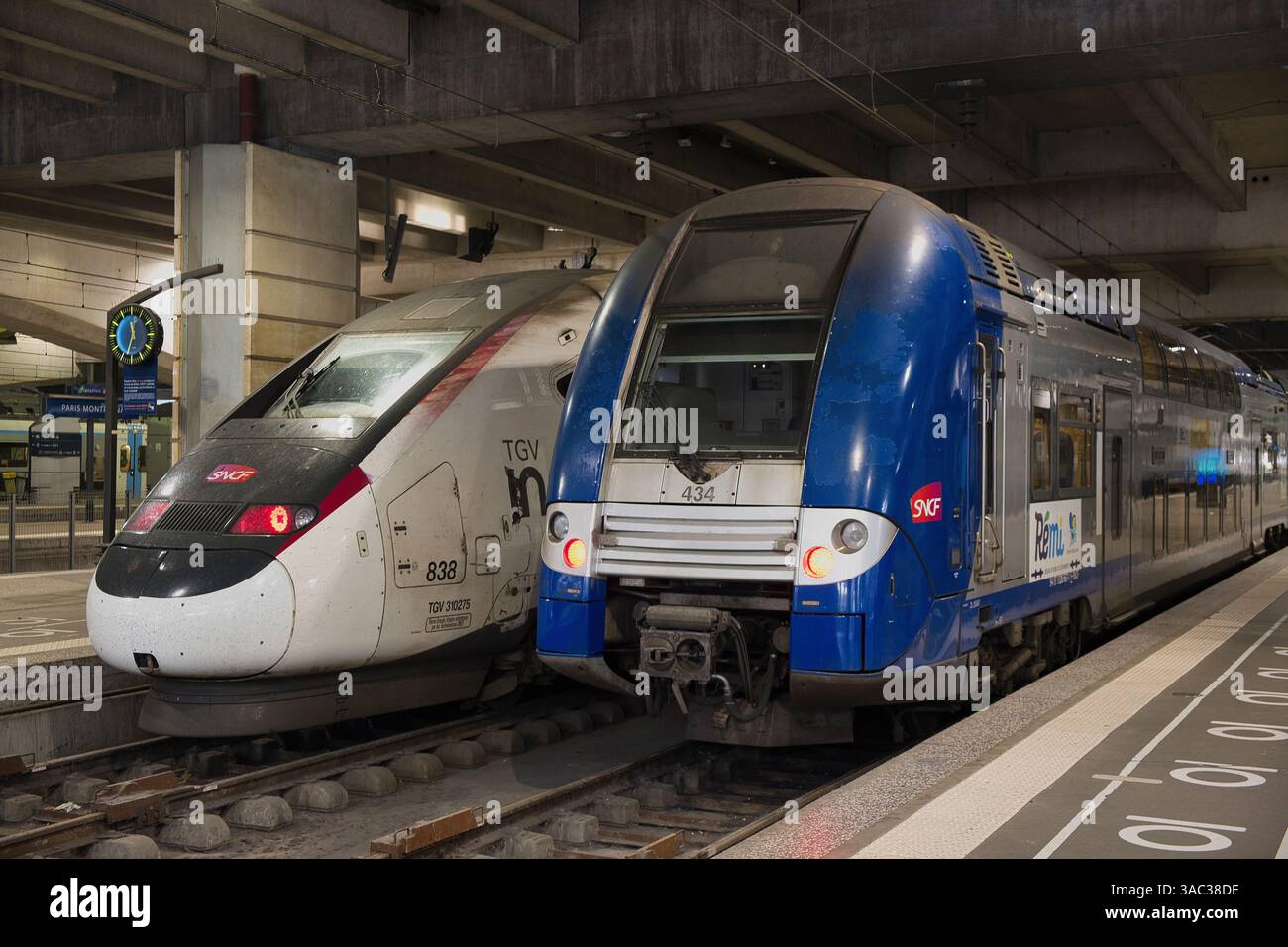 TGV-Hochgeschwindigkeitszug neben einem Regionalzug am Gare Montparnasse, Paris Stockfoto