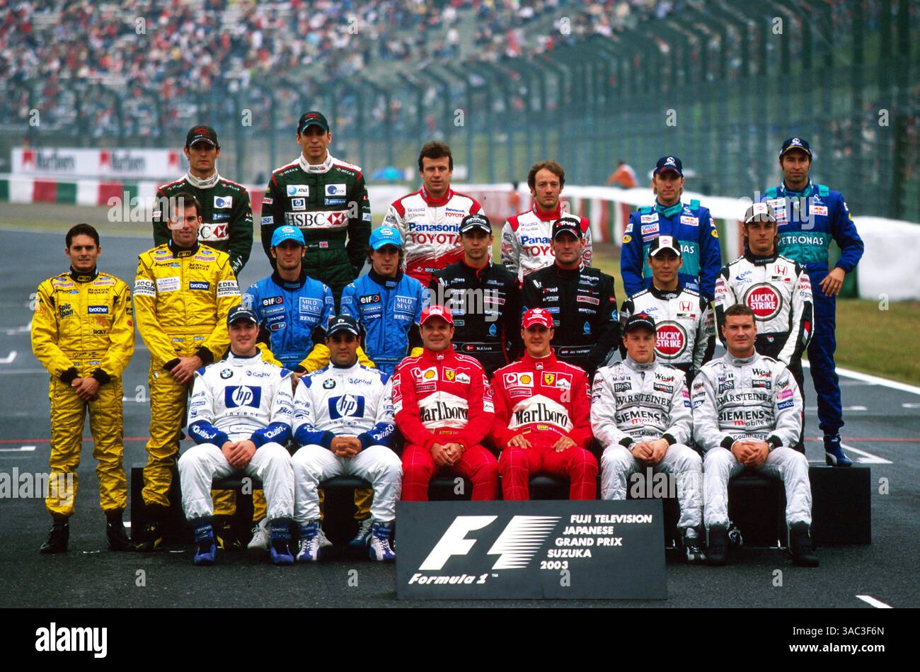 Foto der Fahrer am Saisonende (von der hinteren Reihe (L bis R)): Mark Webber (aus) Jaguar; Justin Wilson (GBR) Jaguar; Olivier Panis (FRA) Toyota; Cristiano da Matta (BRA) Toyota; Nick Heidfeld (GER) sauber; Heinz-Harald Frentzen (GER) sauber; Giancarlo Fisichella (ITA) Jordan; Ralph Firsto (ITA) Jordan; Ralph PBAR); Nicsto (GCOL PBAR); Nicsto (NNO); JESA); JESA) Rubens Barrichello (BH) Ferrari; Michael Schumacher (GE Stockfoto