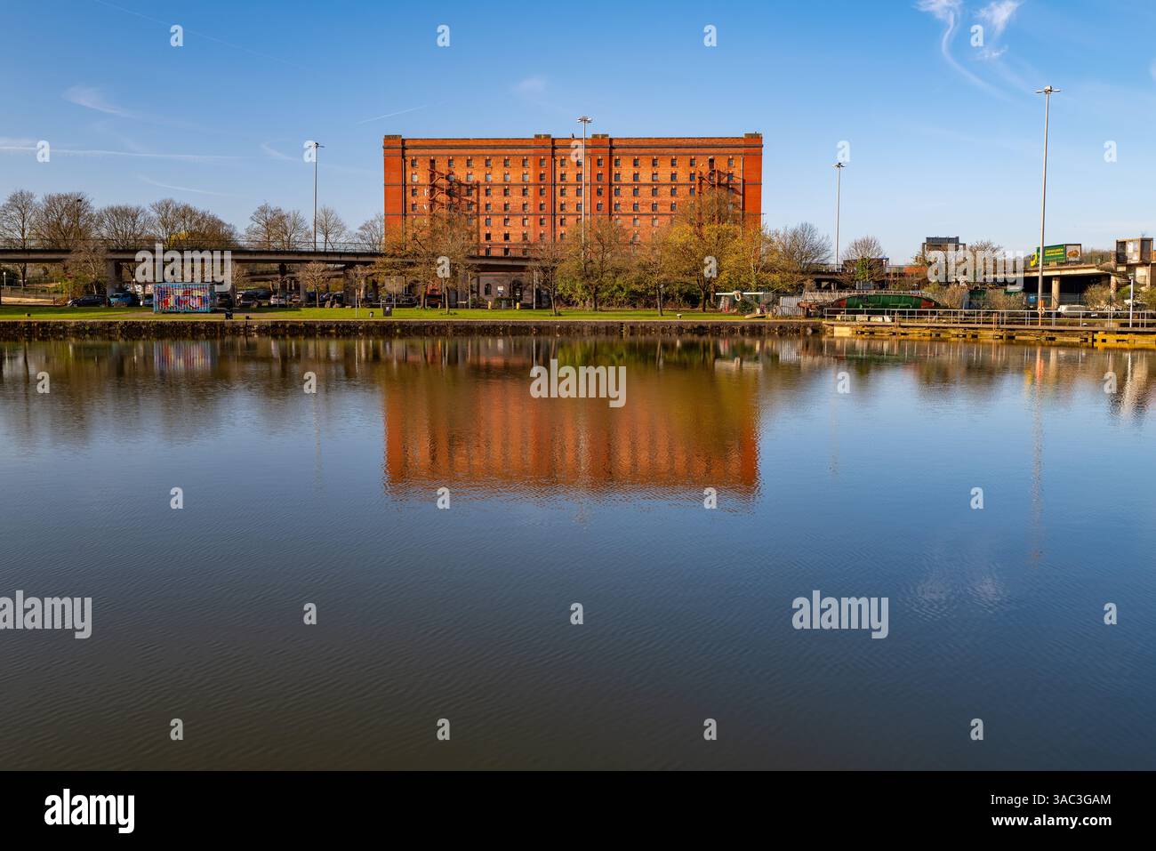 Das riesige Bond Tobacco Lagerhaus im Cumberland Basin in Bristol UK, eines von drei solchen Gebäuden nahe beieinander aus der edwardianischen Ära. Stockfoto