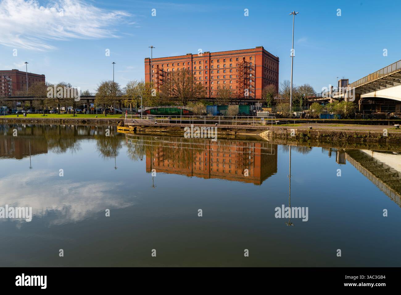 Das riesige Bond Tobacco Lagerhaus im Cumberland Basin in Bristol UK, eines von drei solchen Gebäuden nahe beieinander aus der edwardianischen Ära. Stockfoto