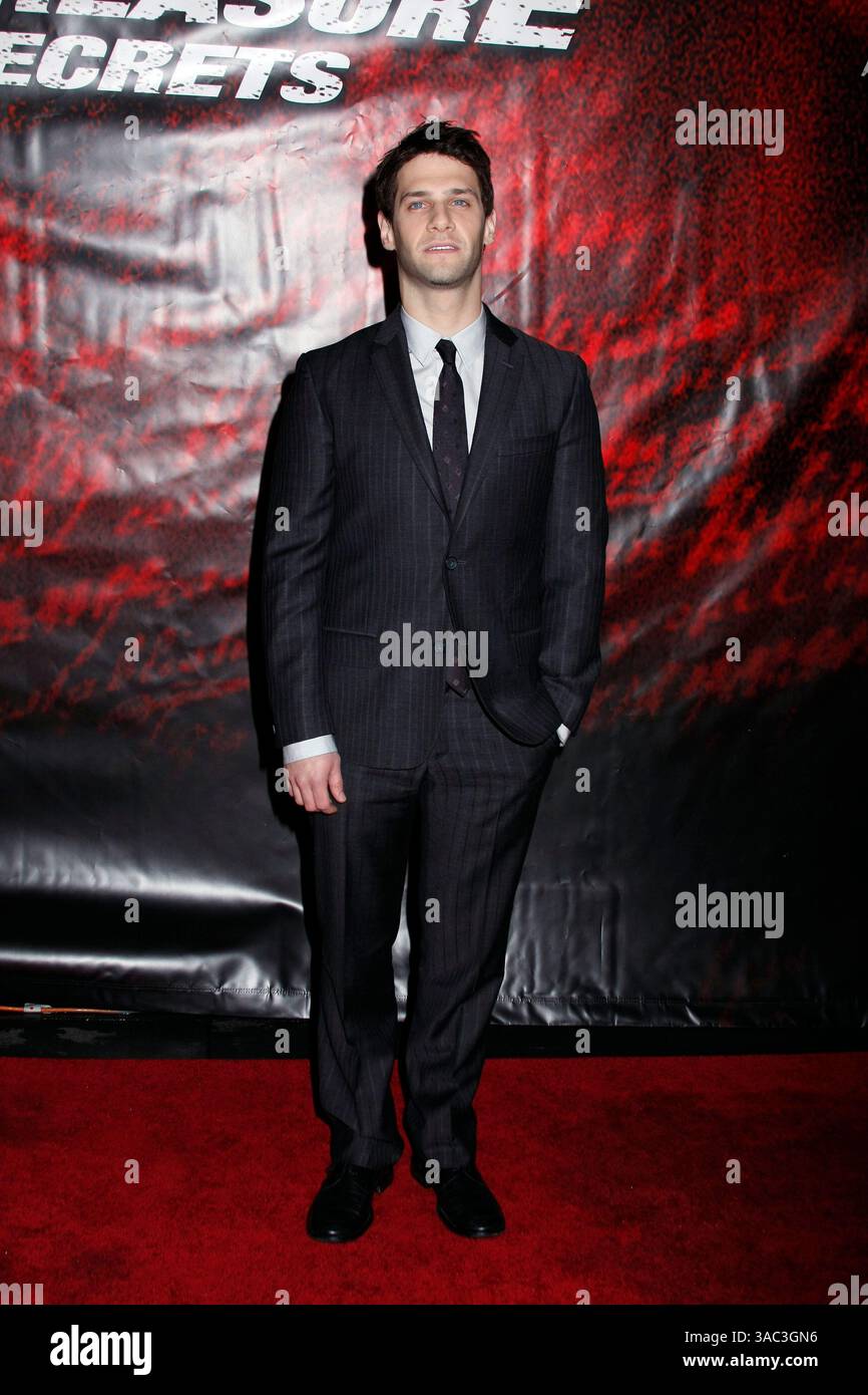 Dezember 2007. New York City . Schauspieler Justin Bartha kommt zur New Yorker Premiere von „National Treasure Book of Secrets“ im Ziegfeld Theatre (Credit Image: Stockfoto