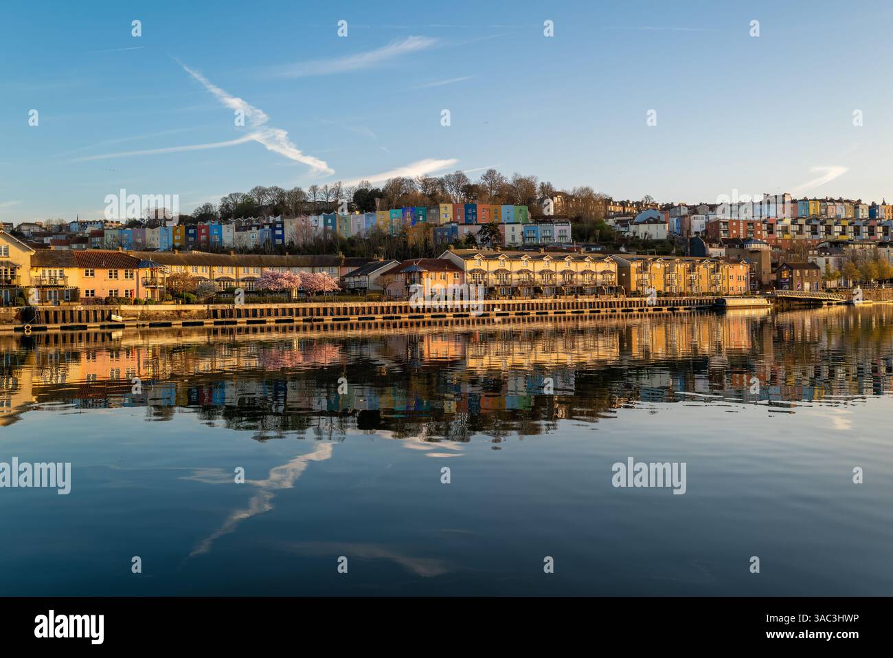 Wasserreflexionen im Bristol Hafen, Großbritannien Stockfoto