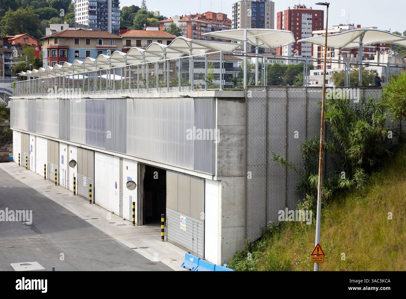 Lagerhäuser des Hafens von Pasaia, oben, Terrassen für die öffentliche Nutzung, Pasajes, Guipuzkoa, Baskenland, Spanien Stockfoto