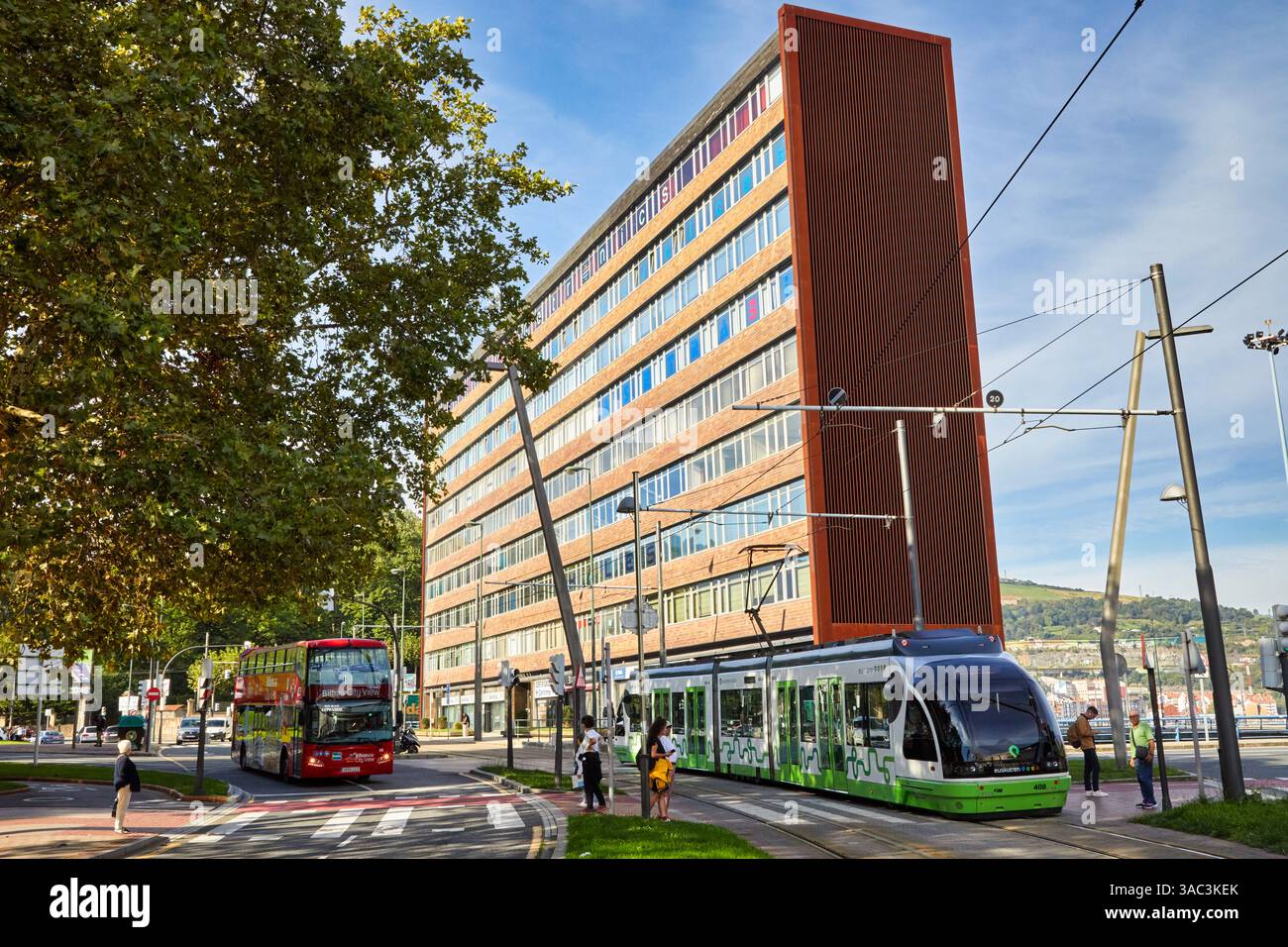 Stadtbahn und Bus, Sagrado Corazón Platz, Bilbao, Baskenland, Spanien Stockfoto