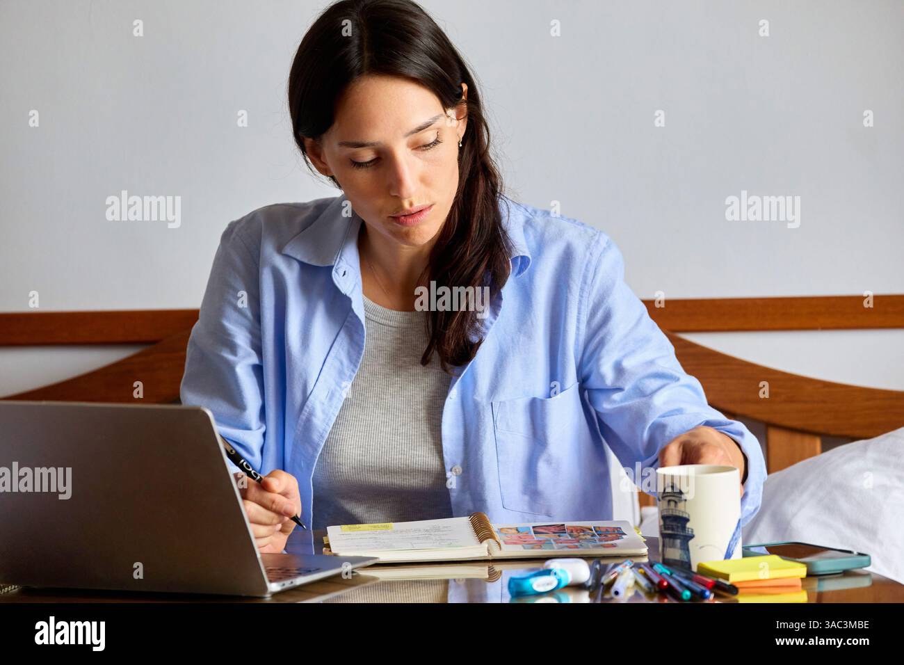 35-jährige Frau, die zu Hause studiert Stockfoto