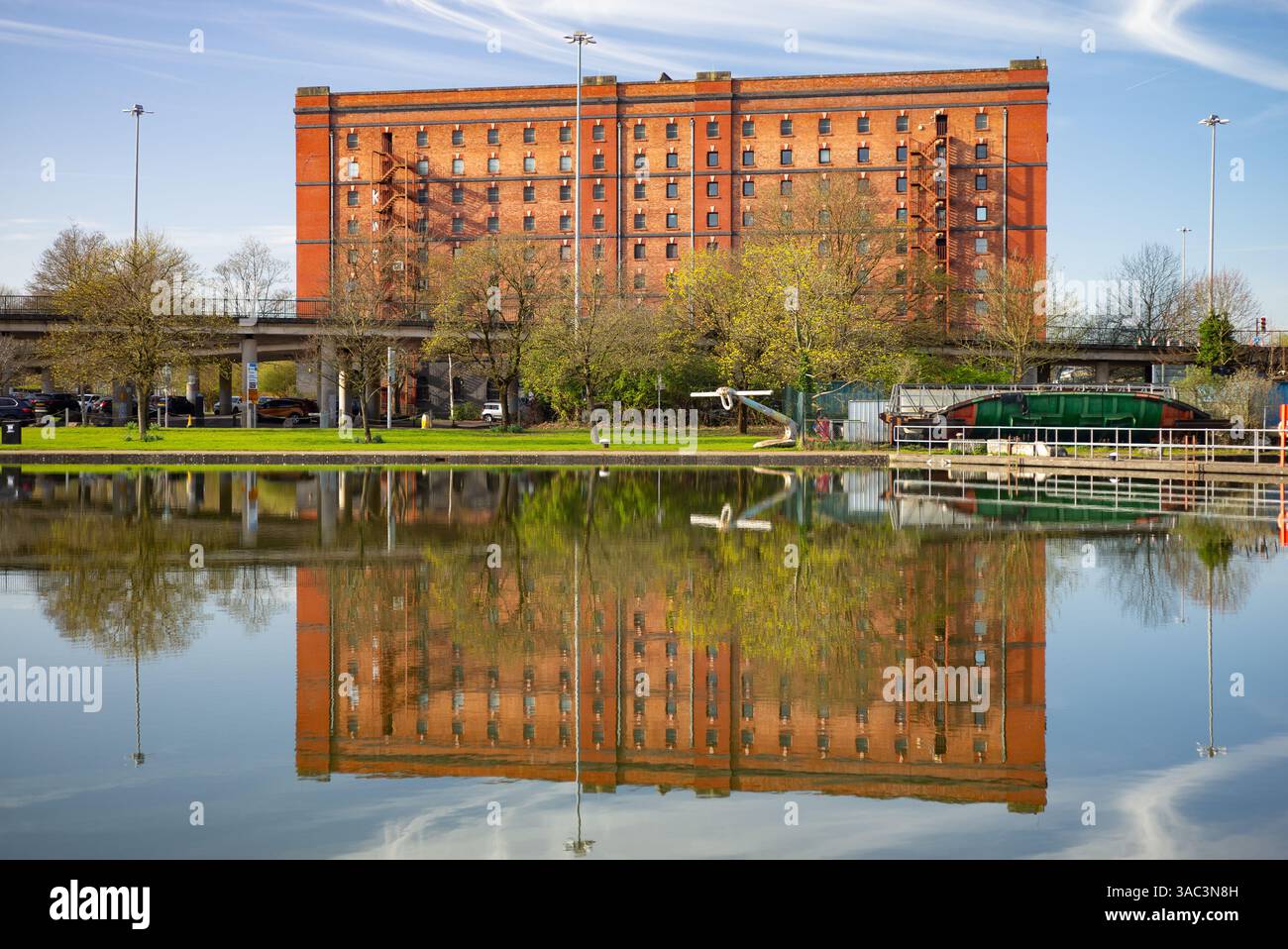 Das riesige Bond Tobacco Lagerhaus im Cumberland Basin in Bristol UK, eines von drei solchen Gebäuden nahe beieinander aus der edwardianischen Ära. Stockfoto
