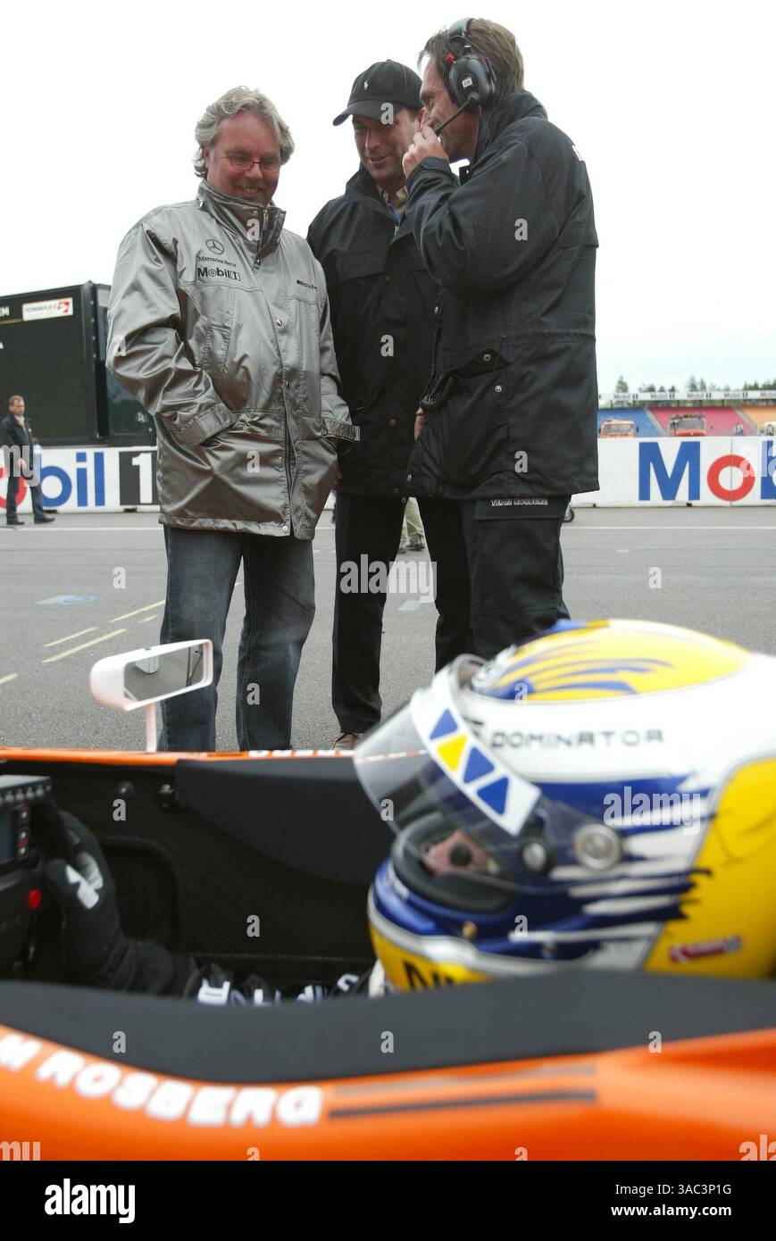 26.04.2003 Hockenheim, Deutschland. F3 Euro Serie 2003 in Hockenheim, Nico Rosberg (FIN), Team Rosberg, Dallara-Opel/Spiess und sein Vater KEKE Rosberg - Grand-Prix-Kurs des Hockenheimring Baden-WÃ¼rttemberg. - Weitere Bilder auf www.xpb.cc, E-Mail: info@xpb.cc - Belegexemplare senden. â Copyright Kennzeichnung mit: xpb.cc (Credit Image: ©Sutton Motorsports/ZUMA Press) Stockfoto