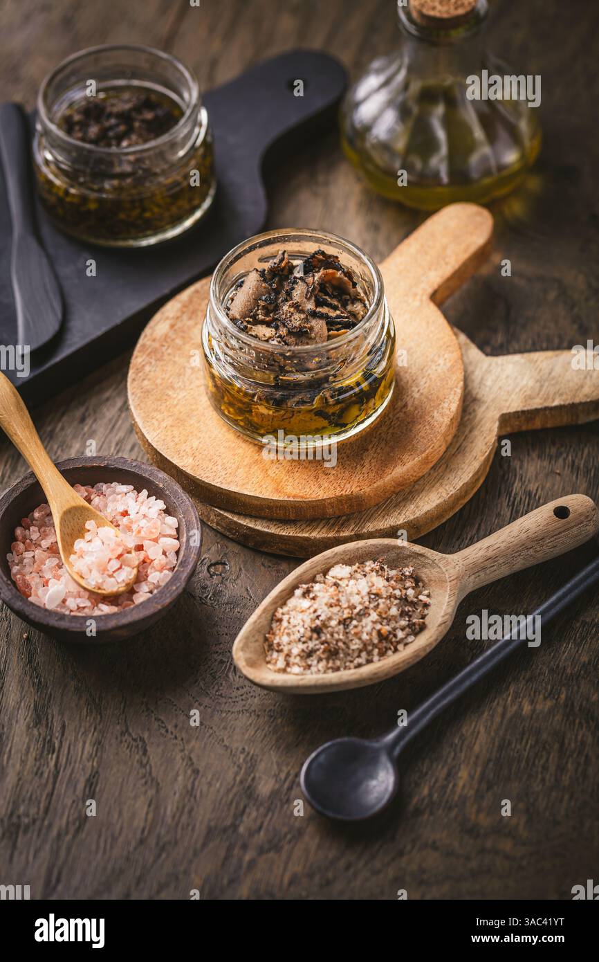Trüffelpilz serviert mit Trüffelöl und Meersalz Stockfoto