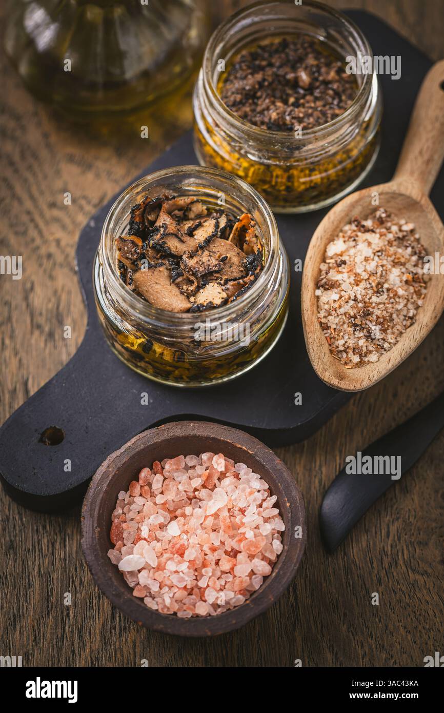 Trüffelpilz serviert mit Trüffelöl und Meersalz Stockfoto