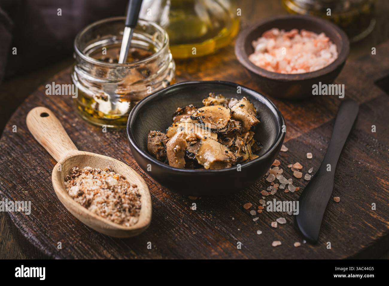 Trüffelpilz serviert mit Trüffelöl und Meersalz Stockfoto