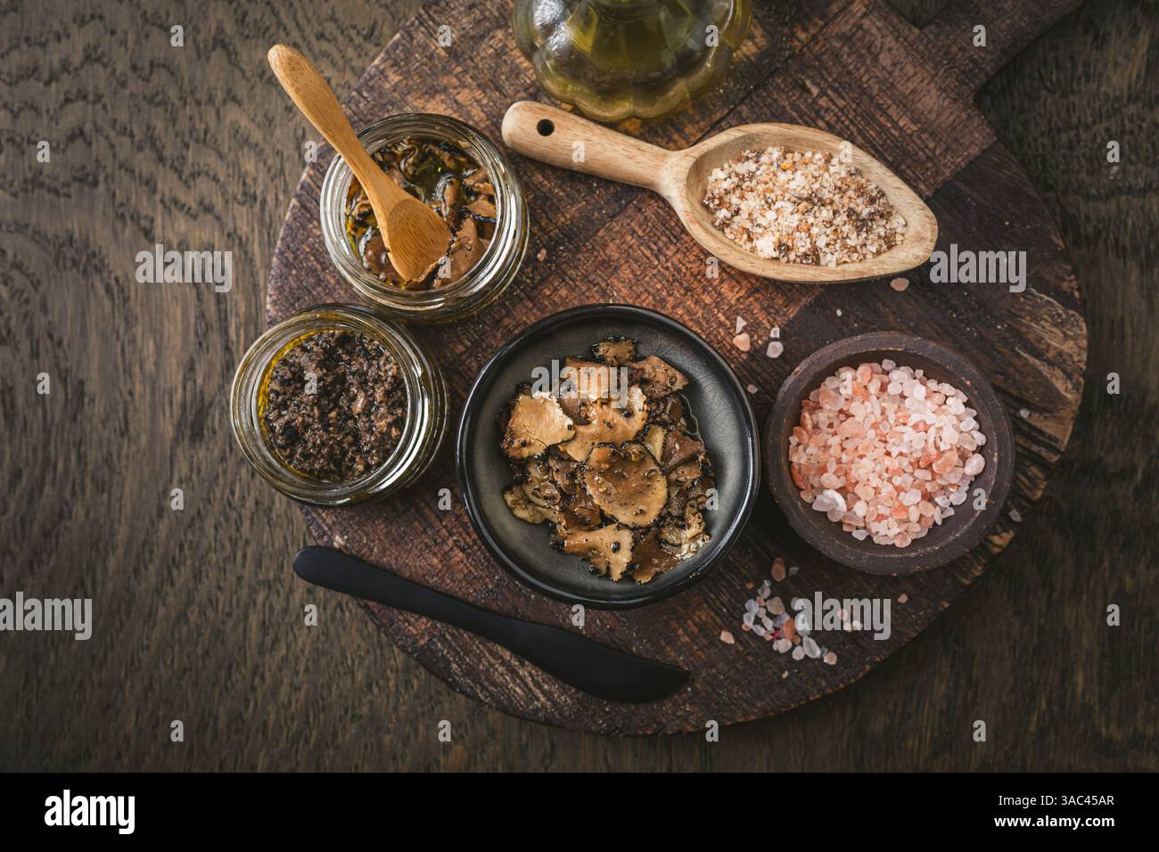 Trüffelpilz serviert mit Trüffelöl und Meersalz Stockfoto