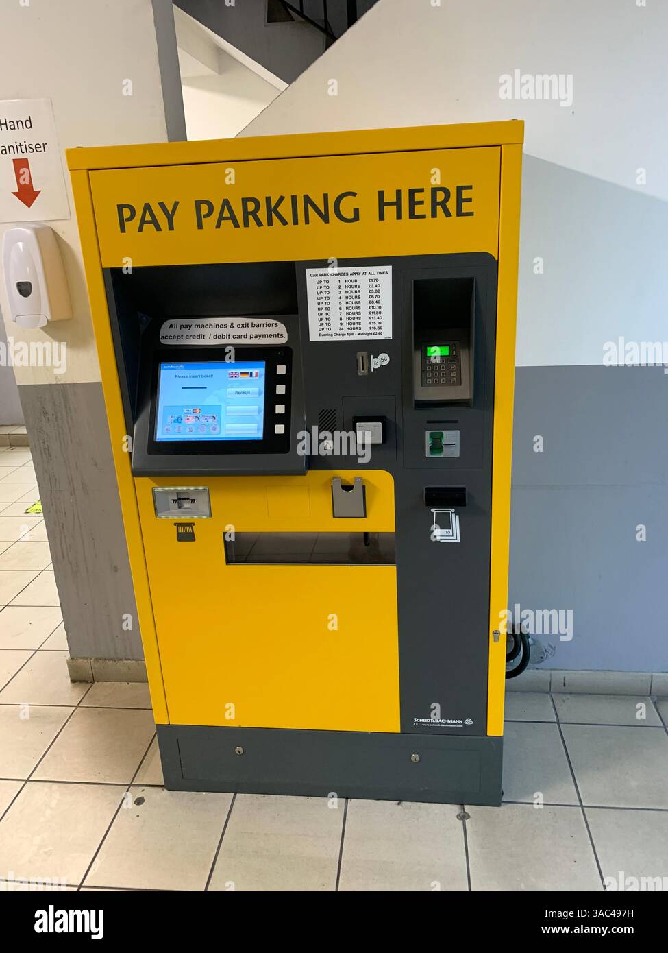 Harrogate Yorkshire England Großbritannien Großbritannien britische Geschäfte Einkaufsmöglichkeiten alte Kleidung Essen Essen das Ivy Restaurant viktorianische Stadt Kunst künstlerisches Design - Smartphone-aufgenommenes Stockfoto