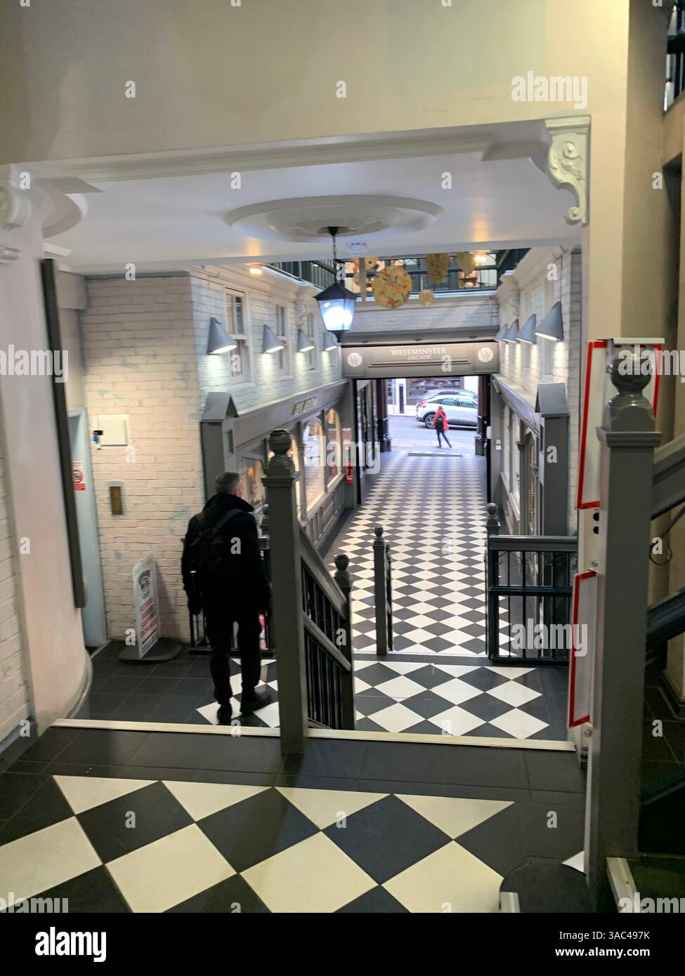 Harrogate Yorkshire England Großbritannien Großbritannien britische Geschäfte Einkaufsmöglichkeiten alte Kleidung Essen Essen das Ivy Restaurant viktorianische Stadt Kunst künstlerisches Design - Smartphone-aufgenommenes Stockfoto