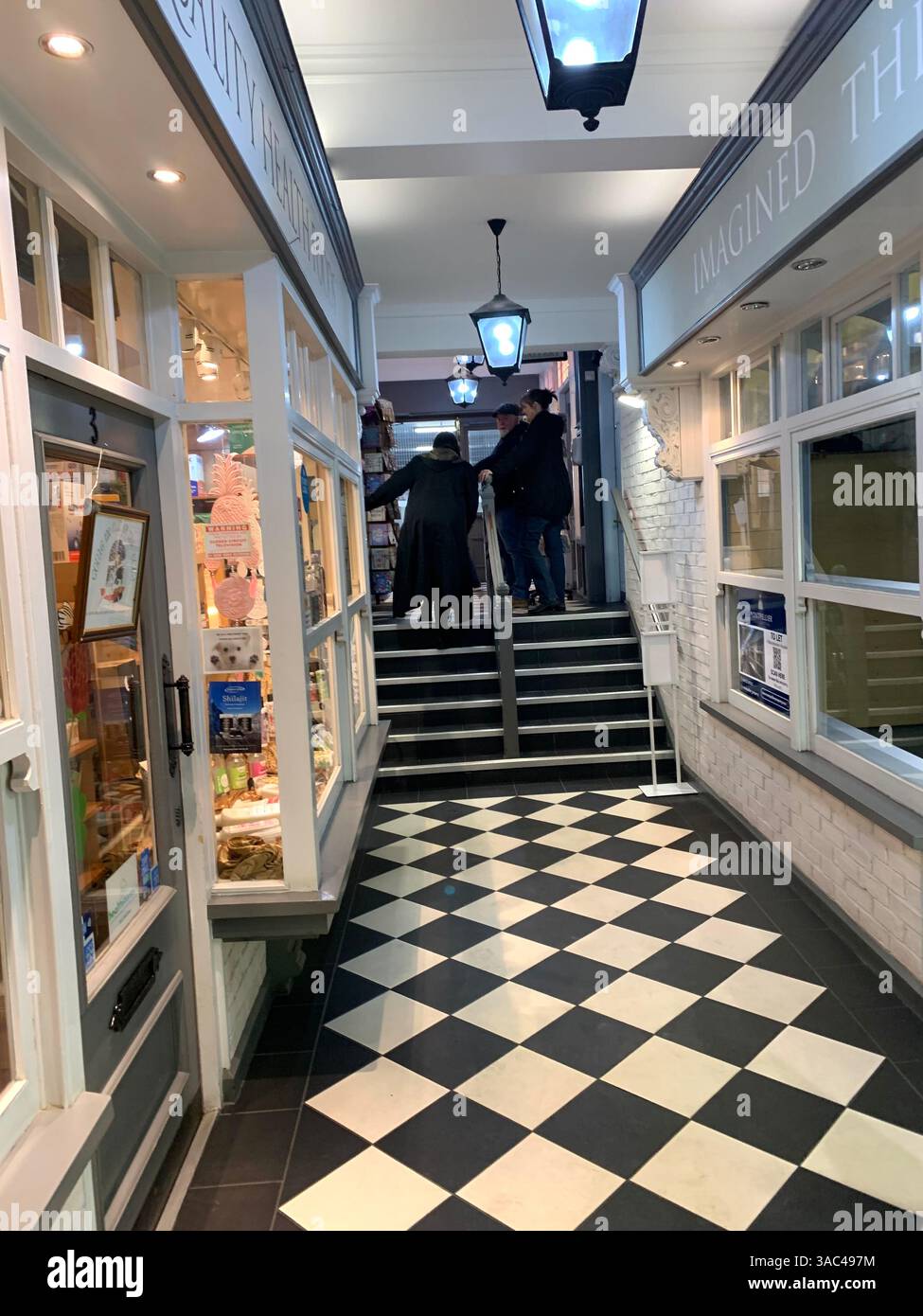 Harrogate Yorkshire England Großbritannien Großbritannien britische Geschäfte Einkaufsmöglichkeiten alte Kleidung Essen Essen das Ivy Restaurant viktorianische Stadt Kunst künstlerisches Design - Smartphone-aufgenommenes Stockfoto