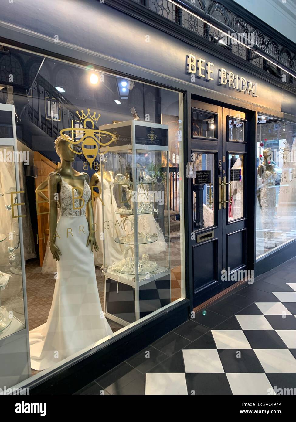 Harrogate Yorkshire England Großbritannien Großbritannien britische Geschäfte Einkaufsmöglichkeiten alte Kleidung Essen Essen das Ivy Restaurant viktorianische Stadt Kunst künstlerisches Design - Smartphone-aufgenommenes Stockfoto