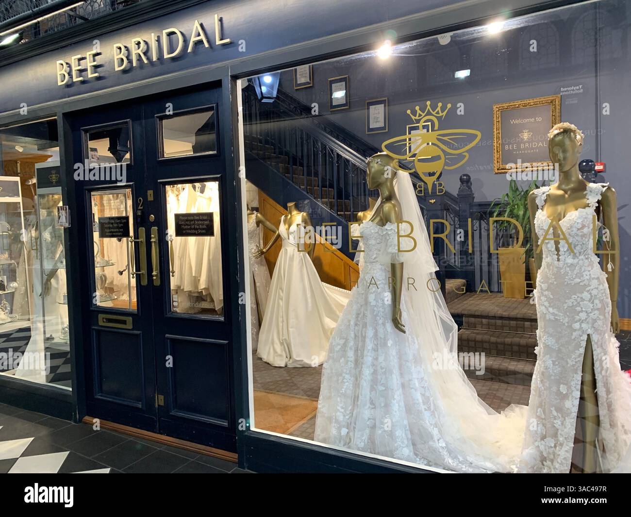 Harrogate Yorkshire England Großbritannien Großbritannien britische Geschäfte Einkaufsmöglichkeiten alte Kleidung Essen Essen das Ivy Restaurant viktorianische Stadt Kunst künstlerisches Design - Smartphone-aufgenommenes Stockfoto