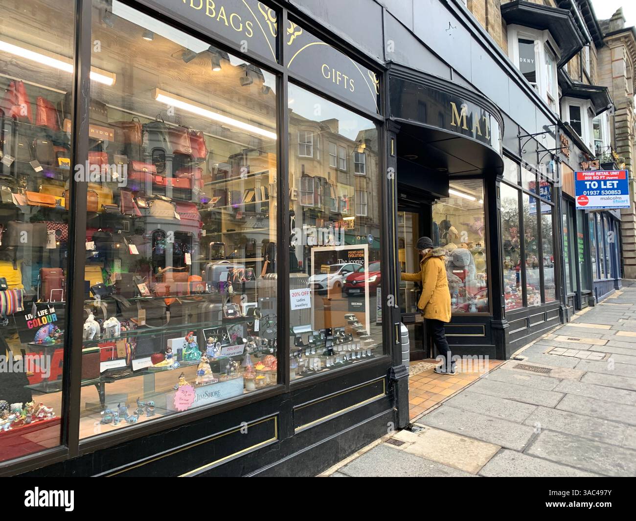 Harrogate Yorkshire England Großbritannien Großbritannien britische Geschäfte Einkaufsmöglichkeiten alte Kleidung Essen Essen das Ivy Restaurant viktorianische Stadt Kunst künstlerisches Design - Smartphone-aufgenommenes Stockfoto