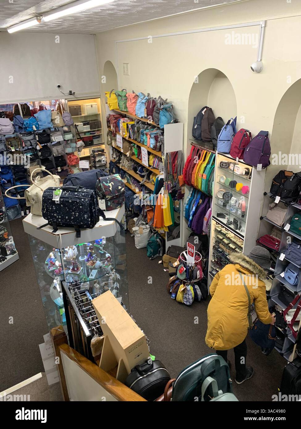 Harrogate Yorkshire England Großbritannien Großbritannien britische Geschäfte Einkaufsmöglichkeiten alte Kleidung Essen Essen das Ivy Restaurant viktorianische Stadt Kunst künstlerisches Design - Smartphone-aufgenommenes Stockfoto